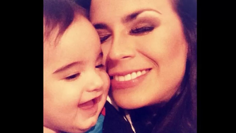 Sully Sáenz celebra su cumpleaños acompañada de Marchello, su mejor regalo.