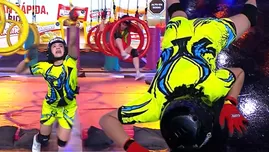 Valentino cayó de cara al piso tras resbalón.