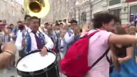 	<p>Mundial Rusia 2018: Banda La Patronal enseñó a bailar huayno a turistas.</p>