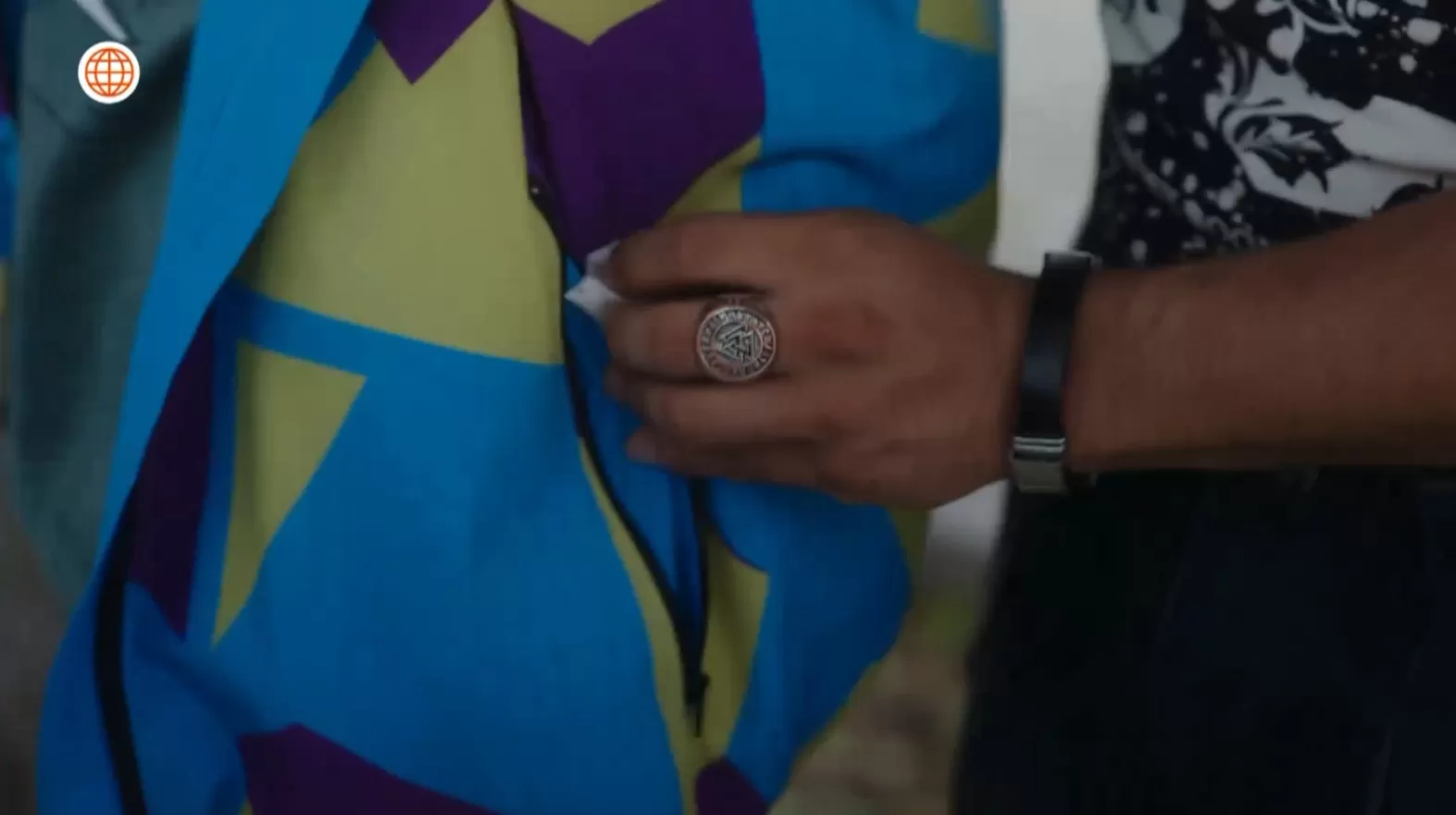 Thiago siendo sembrado con droga en Luz de Luna 4