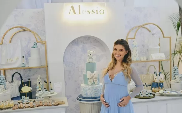 Brunella Horna junto a la majestuosa torta del baby shower