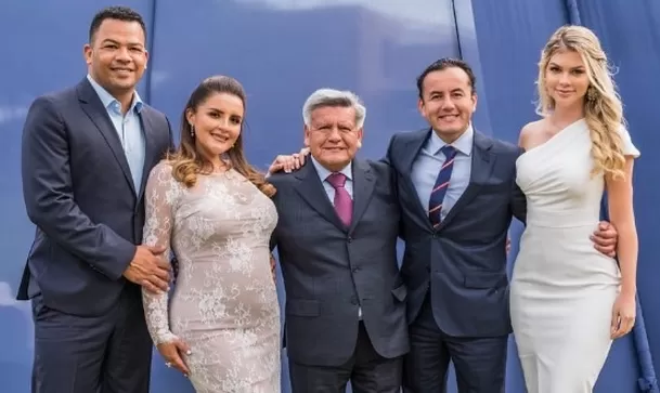 Brunella Horna y la familia de Richard Acuña. (Foto: Instagram)