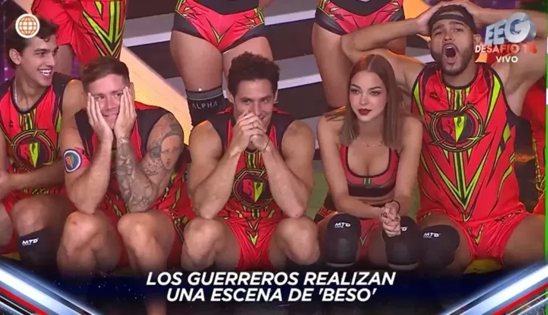 Flavia mirando el beso de Patricio y Rosángela.