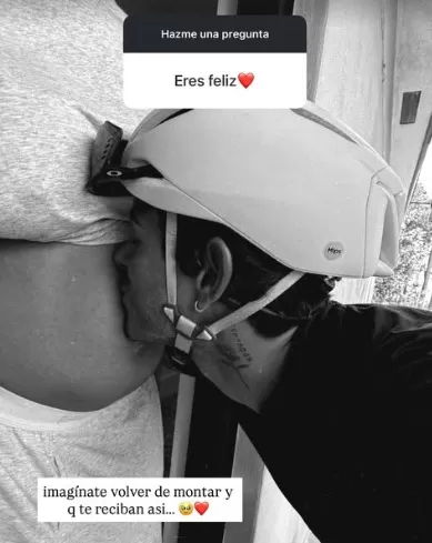 Hugo besando barriga de Isabella.