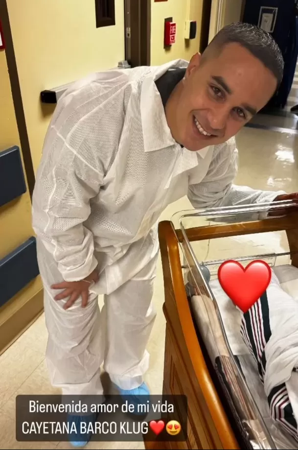 Jesús Barco le dio la bienvenida a su hija con tierna fotografía.