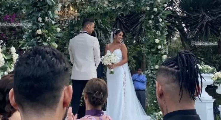 Melissa Paredes luciéndose en el altar