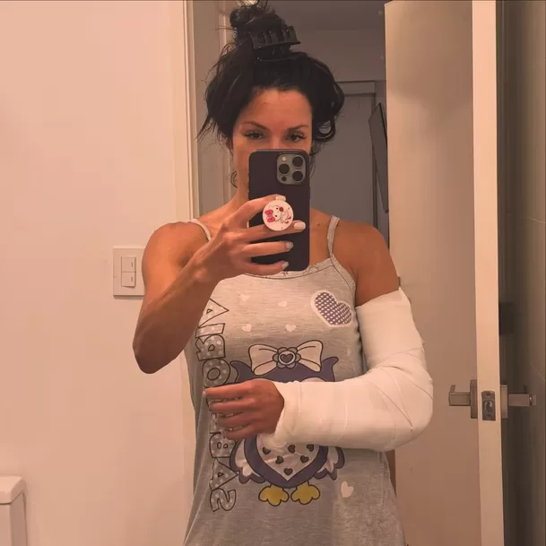 Paloma Fiuza enyesada. 