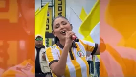 Pamela Franco cantó en la tarde amarilla de Christian Cueva