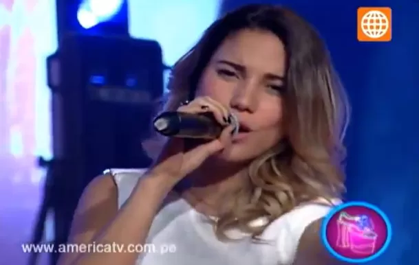 María Grazia Gamarra cantando 'Amarnos con el alma'.