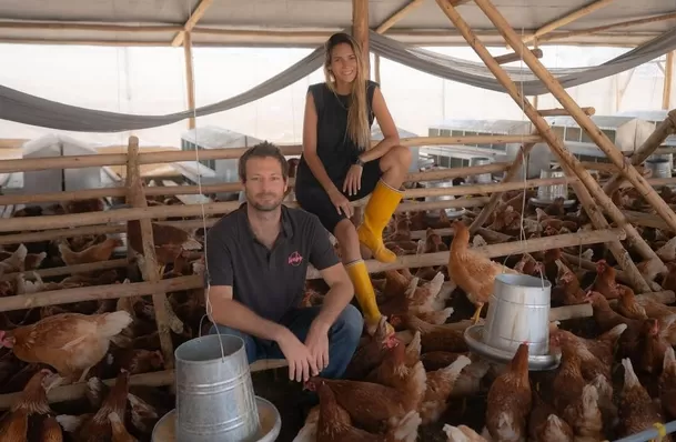 María Grazia Gamarra con su esposo en su propia granja.