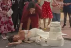 Nina se desmayó al ver destruido su pastel de bodas