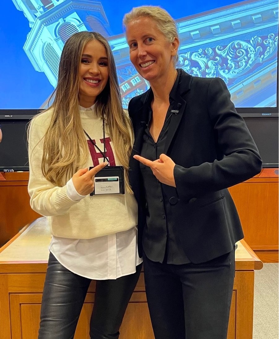 Catherine Siachoque compartió una foto con Anita Elberse, profesora de la Escuela de Negocios de Harvard, a quien conocía solo por sus libros, pero ya es su alumna.