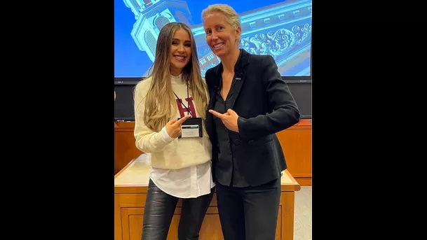 Catherine Siachoque compartió una foto con Anita Elberse, profesora de la Escuela de Negocios de Harvard, a quien conocía solo por sus libros, pero ya es su alumna.