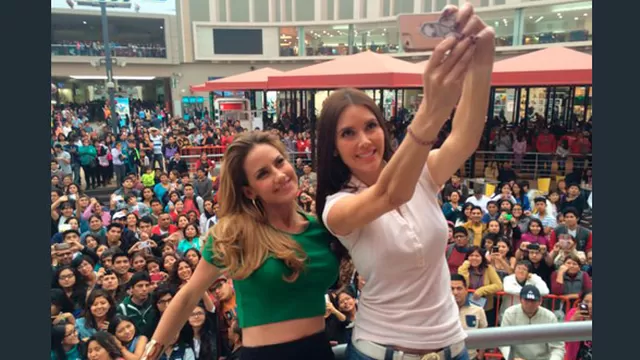 	Altair Jarabo y Marlene Favela en firma de autógrafos