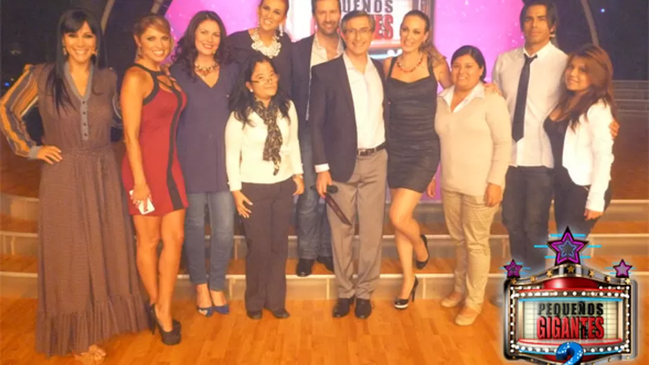 Elenco de Pequeños Gigantes con las ganadoras del concurso.
