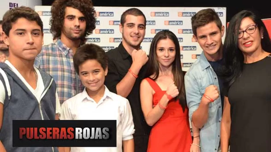 Protagonistas de Pulseras Rojas y la productora Michelle Alexander.