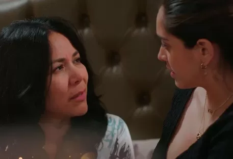 Belén pidiéndole promesa a Isabel | Composición: Katherine Lozano