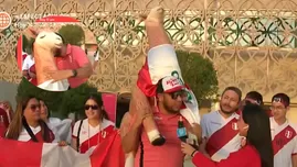 Perú vs. Australia: hinchas llegaron con una "llamita" para apoyar a la selección peruana.