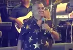 Tony Rosado reaparece en concierto y se excusa: "Allá es normal esos shows"