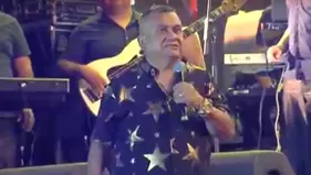 Tony Rosado reaparece en concierto y se excusa: "Allá es normal esos shows"