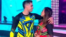 Arian León y Karen Dejo casi protagonizan romántica escena en vivo.