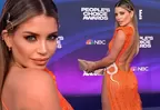 Flavia Laos deslumbró con sensual vestido en la alfombra de los People's Choice Awards